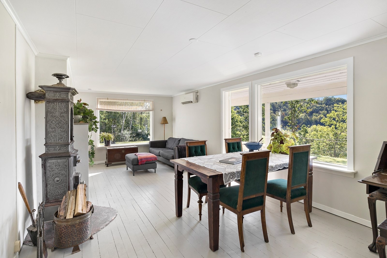 Her har du både varmepumpe og vedovn Galleribilde