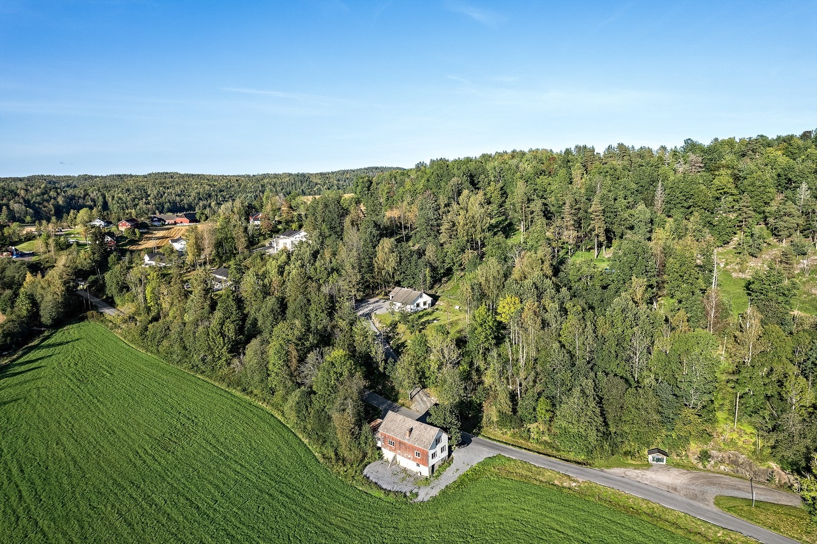 Ved hovedveien har du uthus/ verksted som må renoveres. Galleribilde