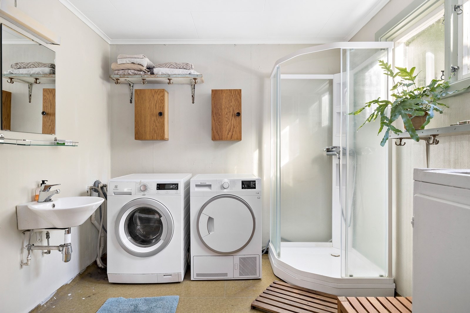 Det er både bad og separat toalett i 1.etasje Galleribilde