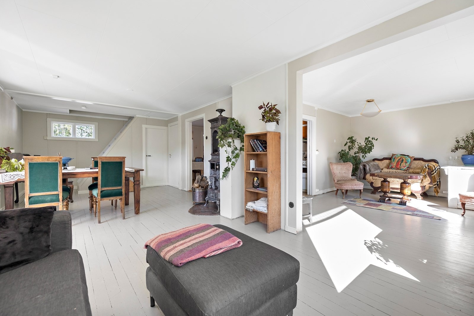 Det er 2 adkomster til stuen fra kjøkkenet Galleribilde