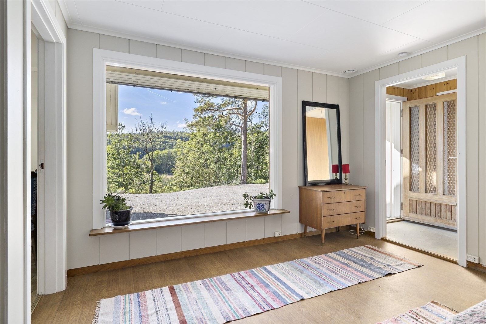 Hallen har store vinduer for godt lysinnslipp og et fredelig utsyn. Galleribilde