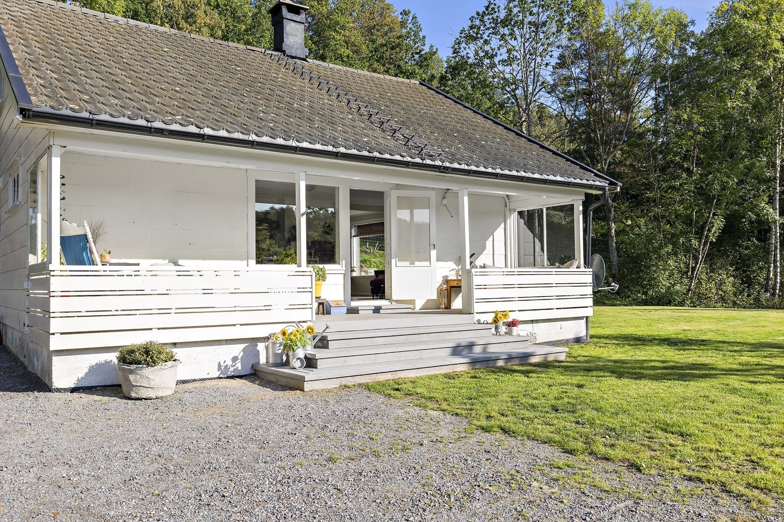 Fra stuen har du utgang til overbygget terrasse Galleribilde