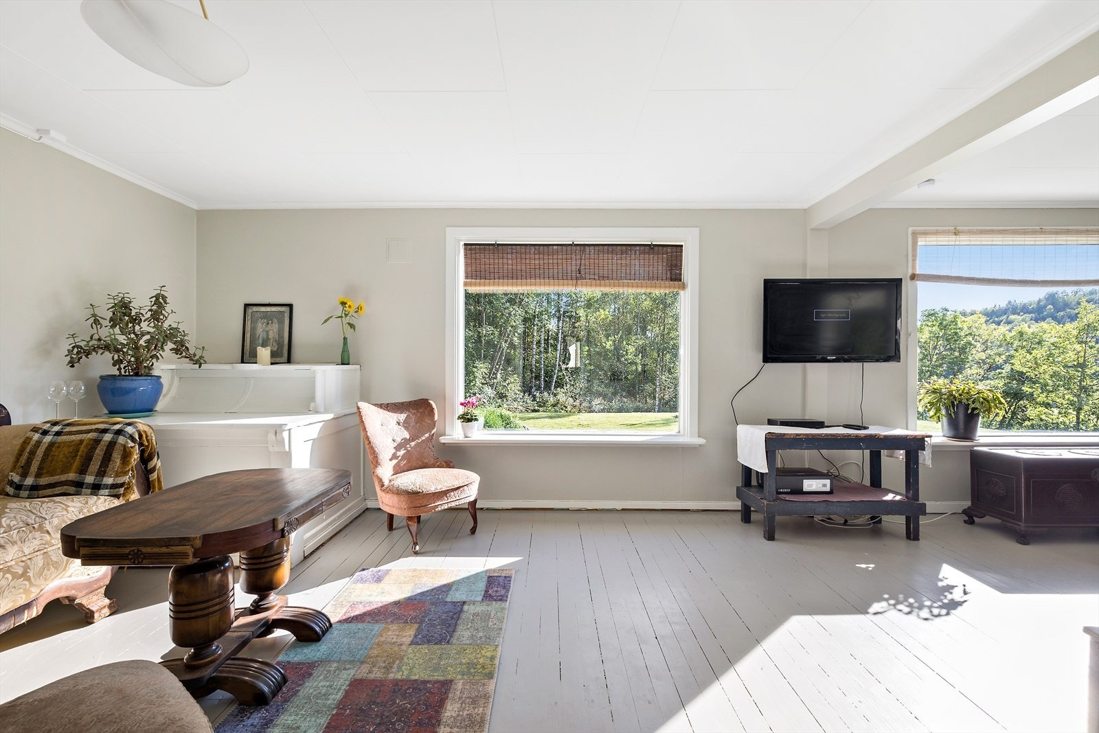 Fra kjøkkenet kommer du inn i stuen som er L-formet Galleribilde