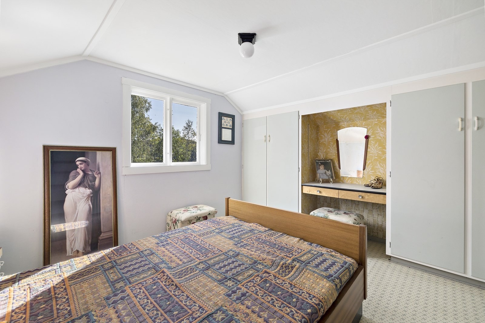 Soverommene har god størrelse og plassbygget garderobe Galleribilde