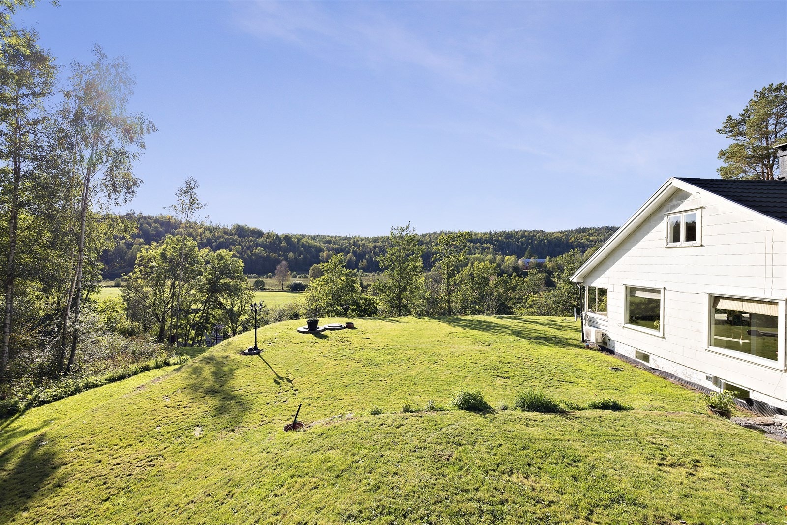 Boligen ligger på en liten høyde like bortenfor Kodal sentrum Galleribilde