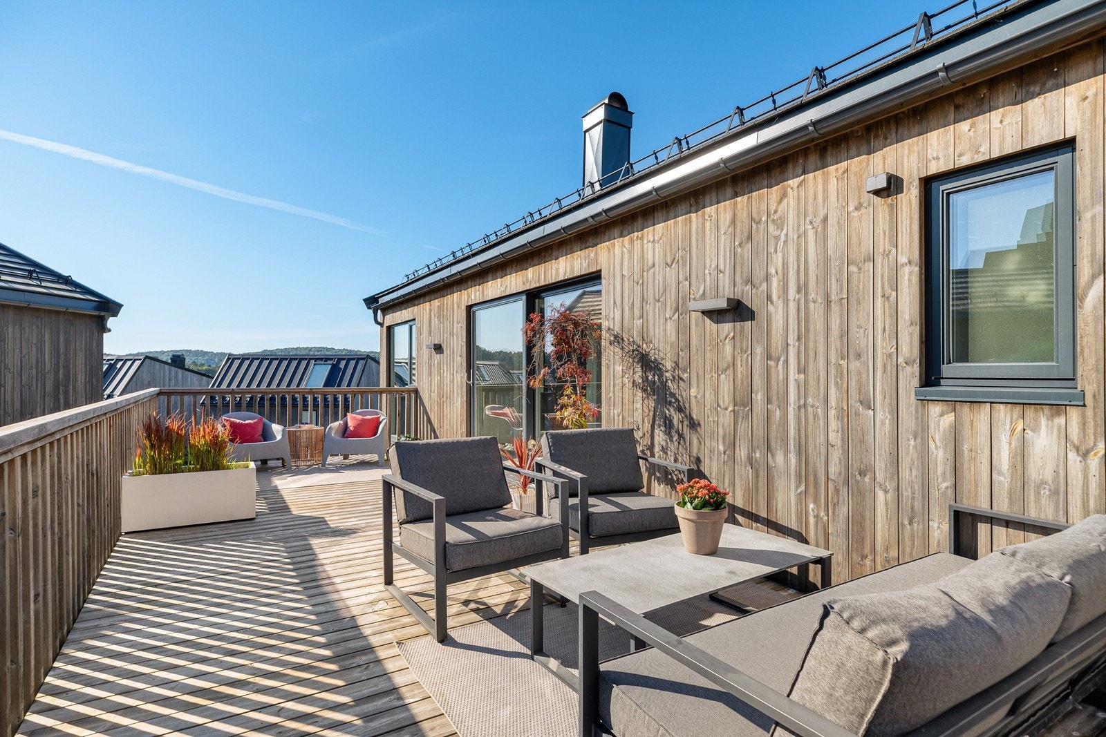 Terrassen er ideell for avslapning og glede, perfekt for å nyte solrike dager og utendørs samvær Galleribilde
