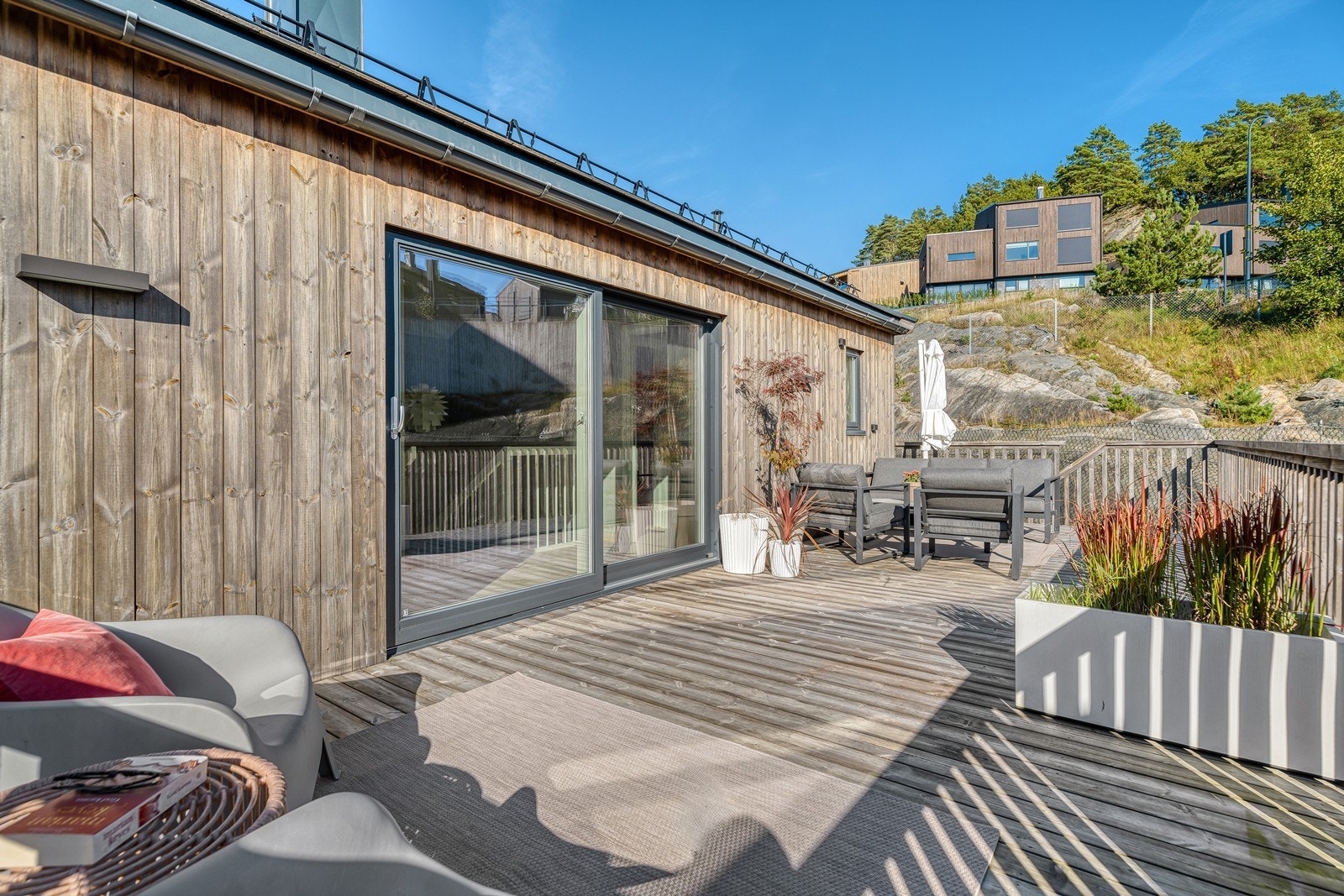 Her kan du fint innrede med flere sittegrupper, grill og div. beplantning Galleribilde