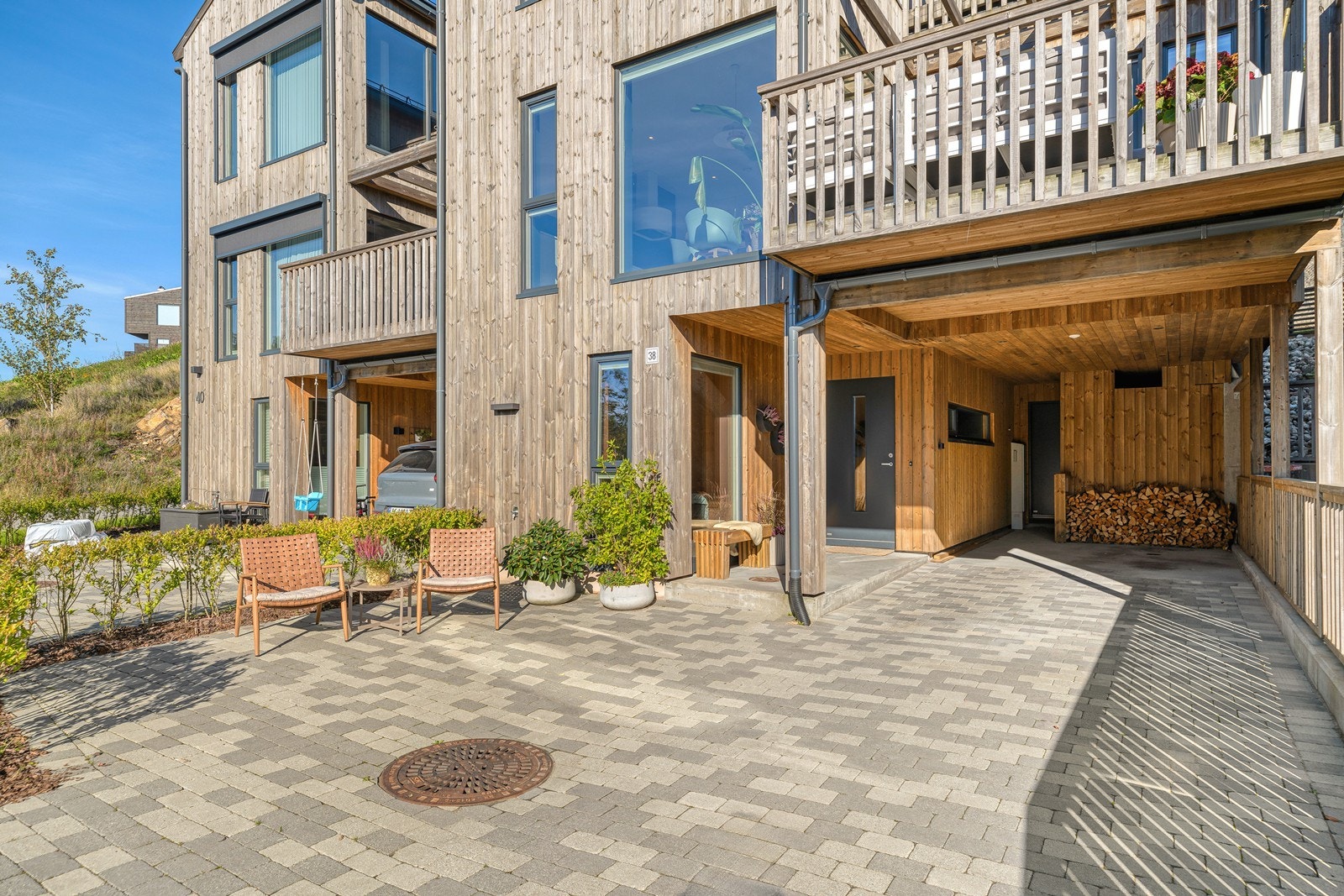 Carport med bod i bakkant Galleribilde
