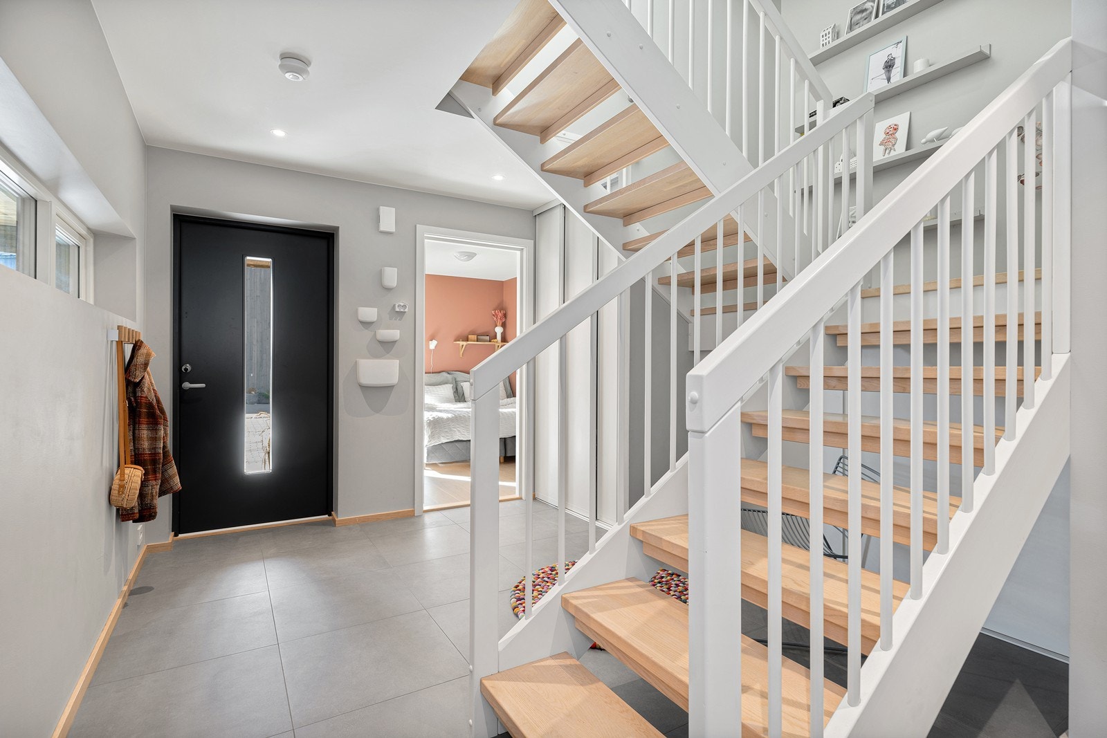 Innbydende gang med gode oppbevaringsmuligheter til yttertøy og sko i skyvedørsgarderobe Galleribilde