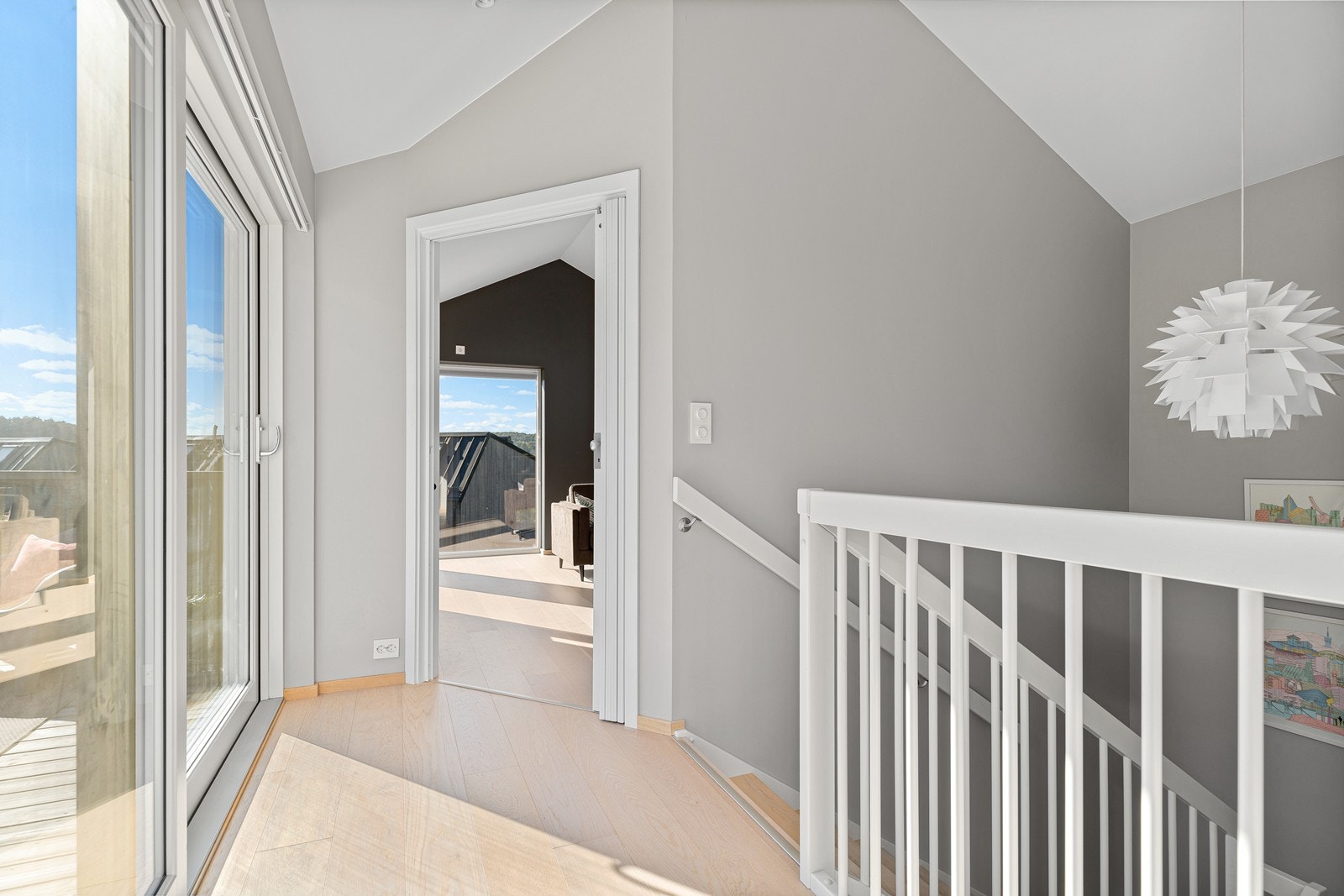 Adkomst fra 2.etg. til svært romslig terrasse Galleribilde