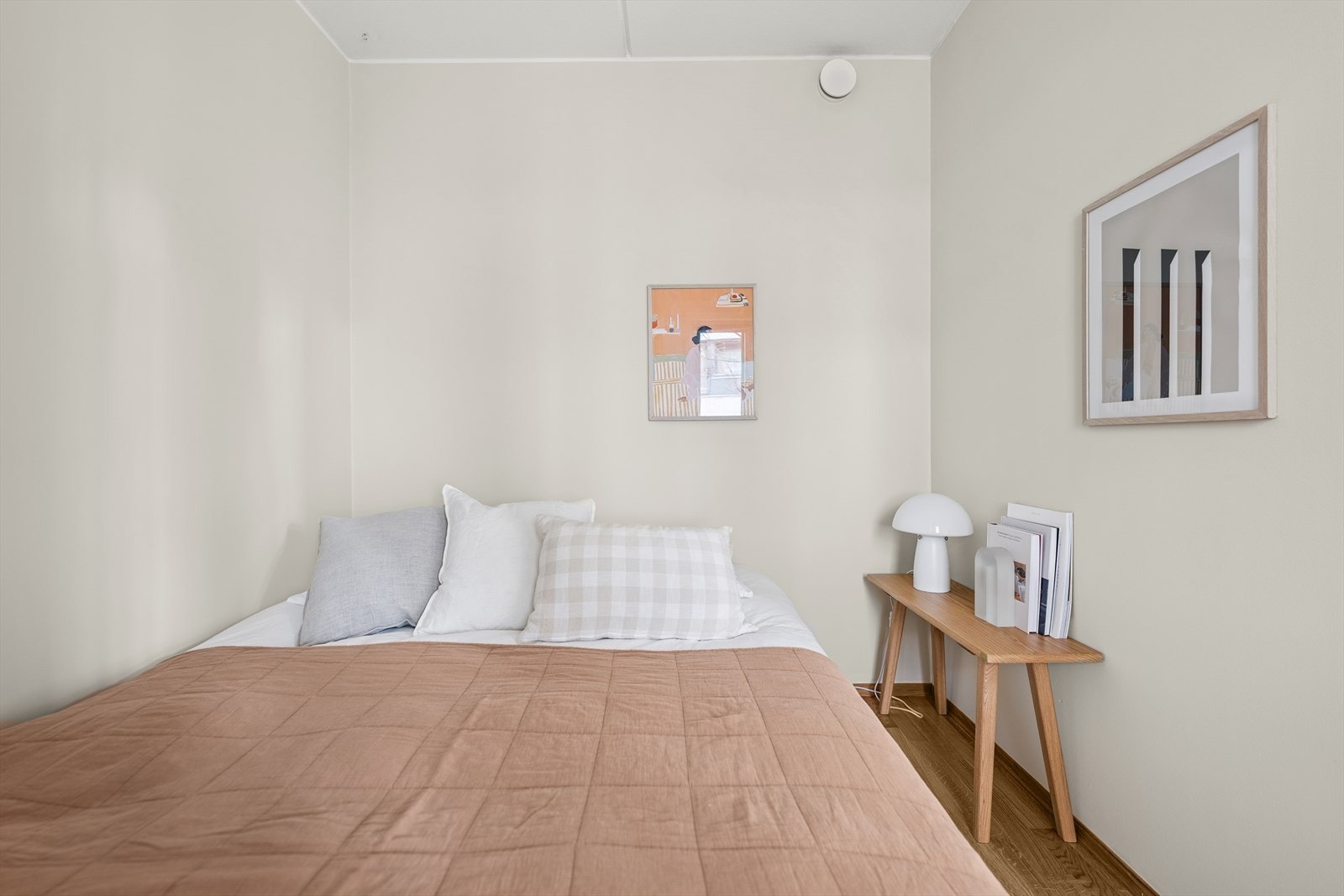 Her har du plass til en stor seng og garderobeløsning. Galleribilde