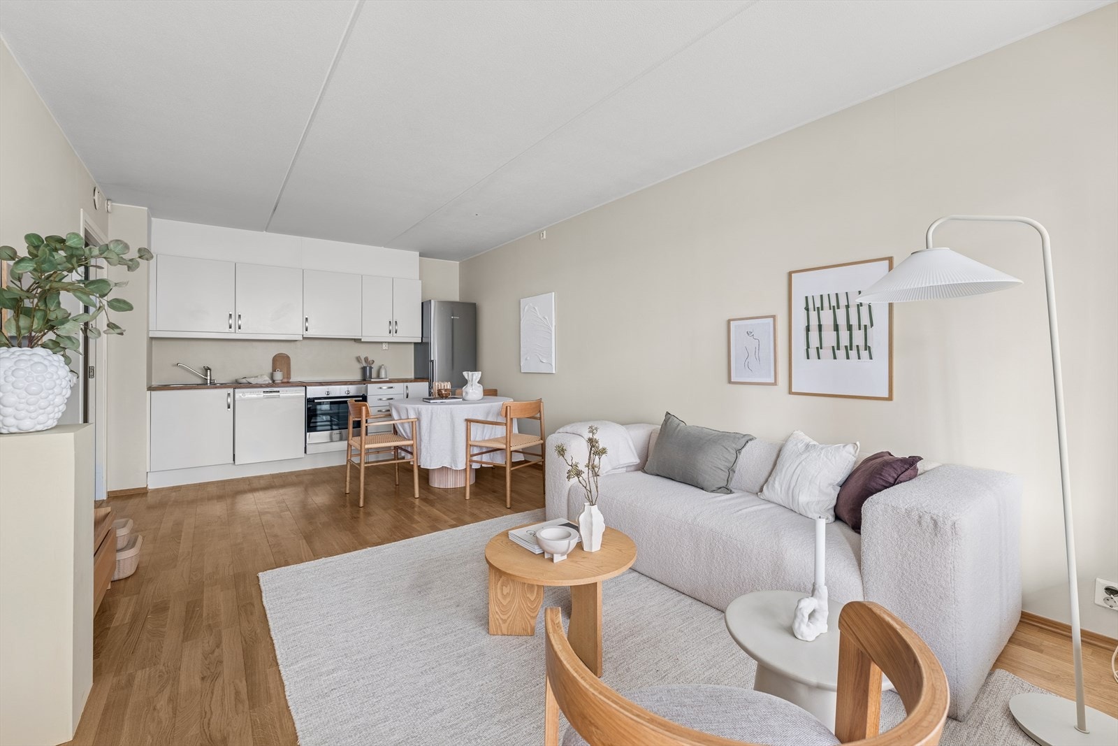 Her har du en god løsning med stue, kjøkken og spisestue som inviterer til sosialt samvær. Galleribilde