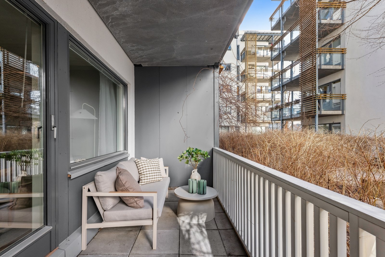 Utgang fra stue til solrik vestvendt balkong på 10 m². Galleribilde