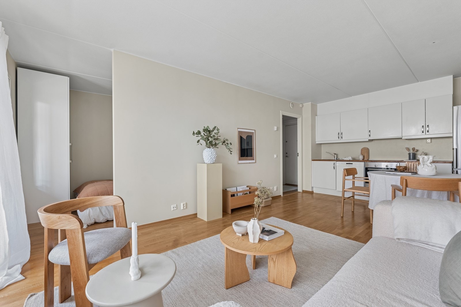 I stuen er det mulighet for å sette opp smijernsdører eller en gardinløsning for å adskille alkoven fra stuen. Galleribilde