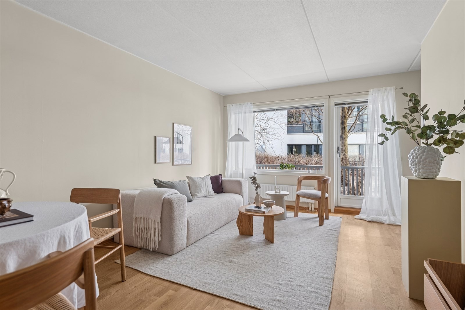 Stuen har glatte malte flater og lyst 3-stavs parkett, som gjør det enkelt å innrede etter eget ønske. Galleribilde