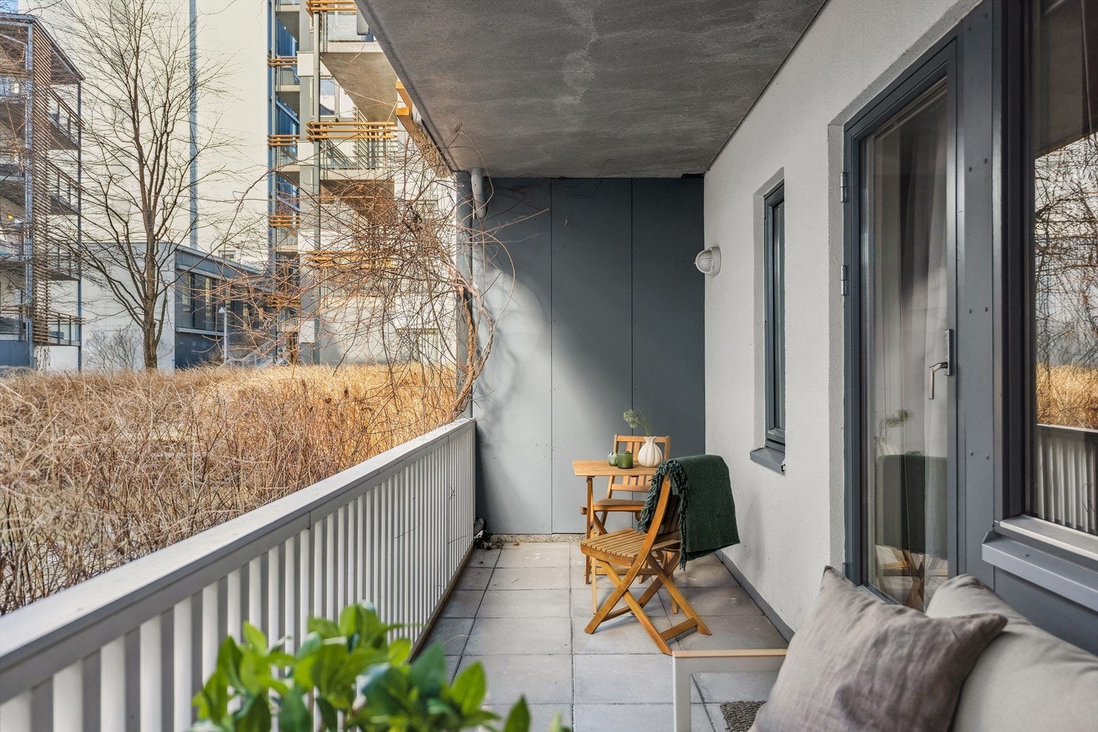 Her er det god plass til sittegruppe og tilhørende møblement, så man kan sitte og nyte fredelig utsyn. Galleribilde