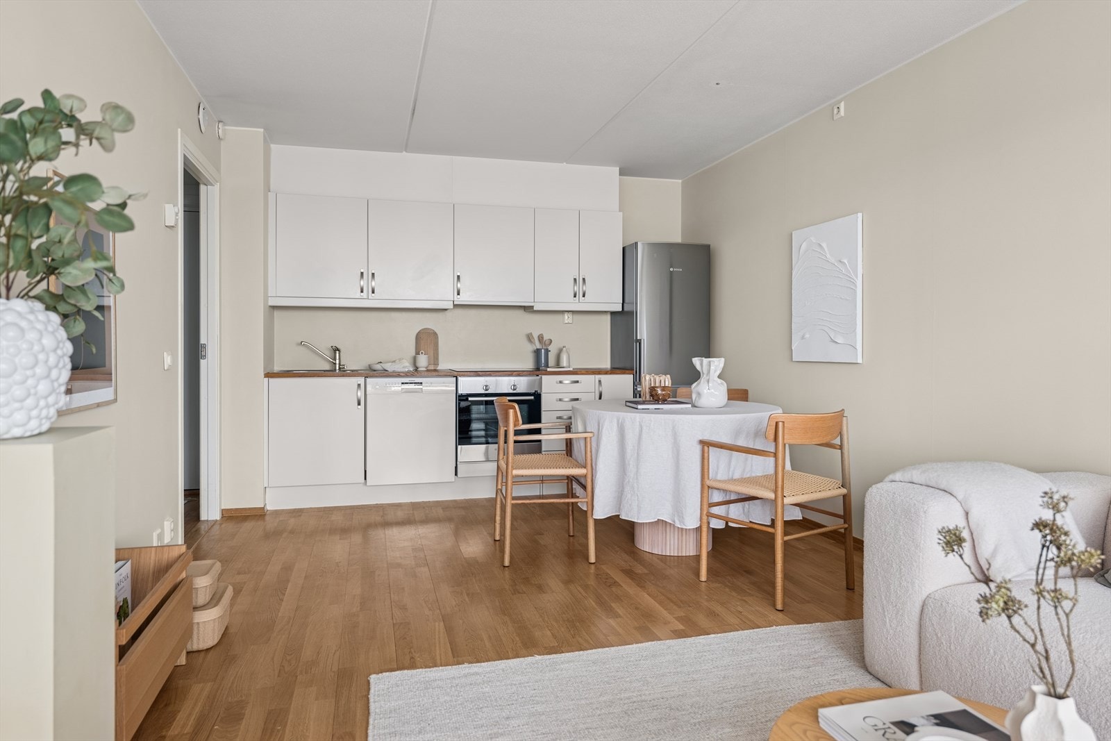 I tilknytning til kjøkkenet har du gode muligheter til å ha en hyggelig spisegruppe, som kan slås ut perfekt for sosiale sammenkomster. Galleribilde