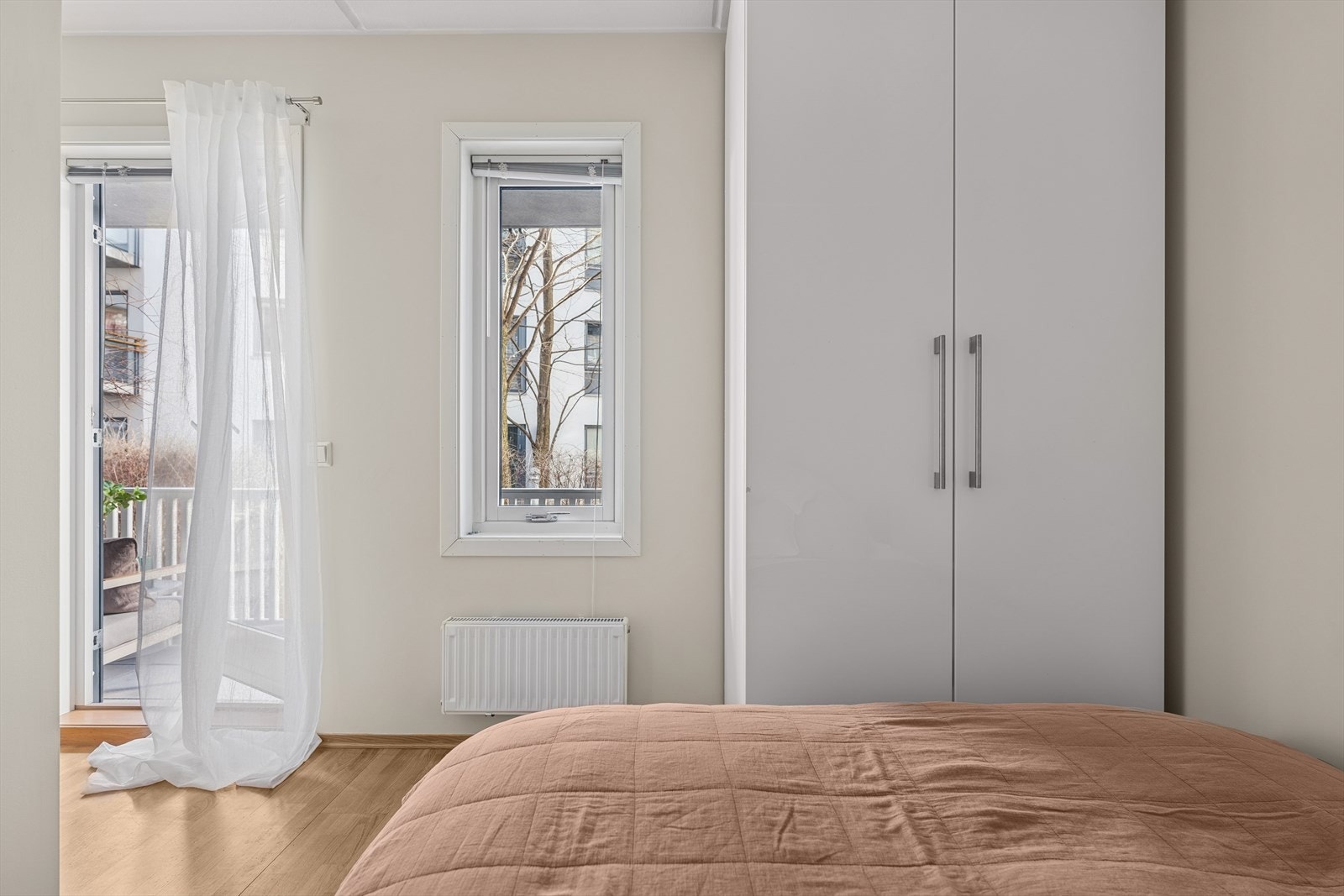 I tilknytning til stuen har leiligheten også en romslig sovealkove med rolig og behagelig atmosfære, perfekt for avslapning og god nattesøvn. Galleribilde