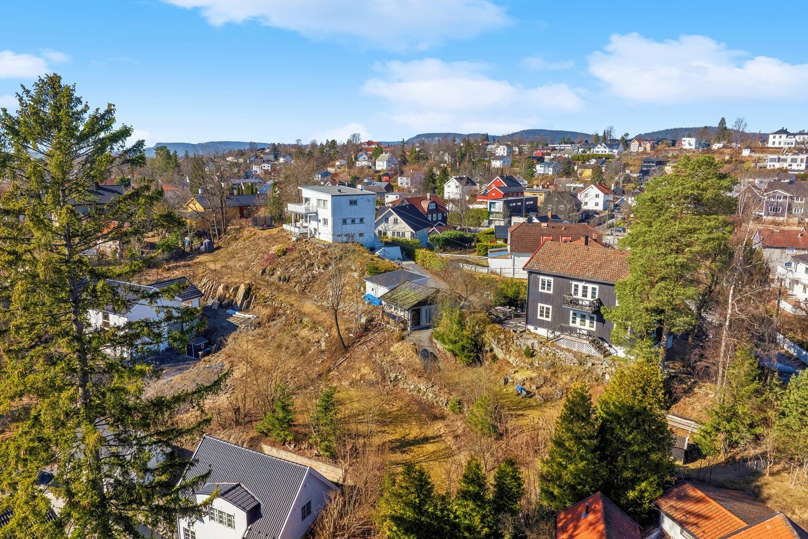 Tomten er beliggende innerst i en privat stikkvei. Galleribilde