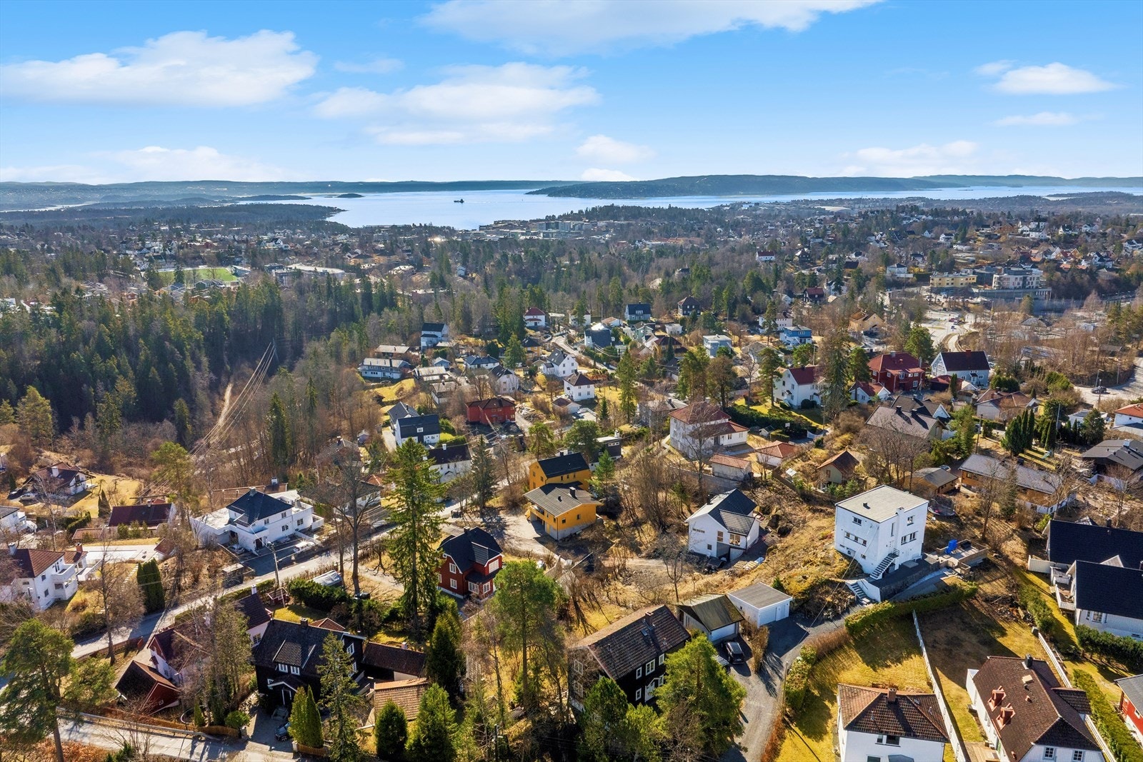 Fra eiendommen er det kort gangavstand til idylliske turstier langs Lysakerelven. Galleribilde