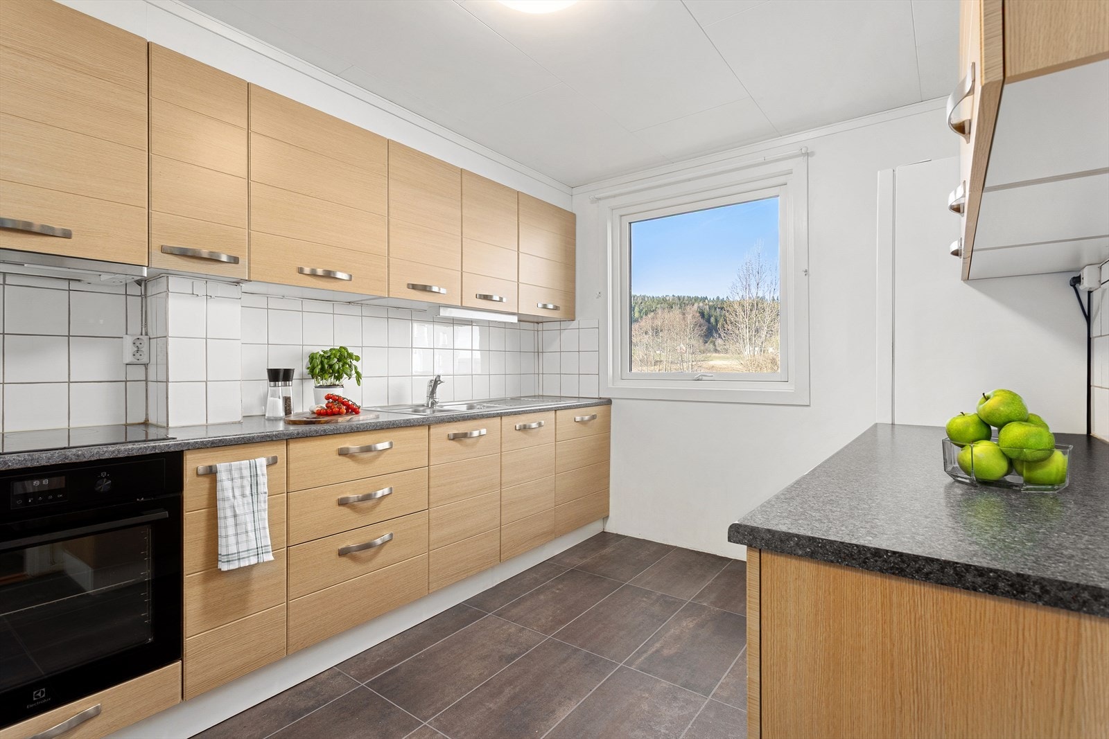 Kjøkkenet er utstyrt med integrert stekeovn, platetopp og oppvaskmaskin Galleribilde