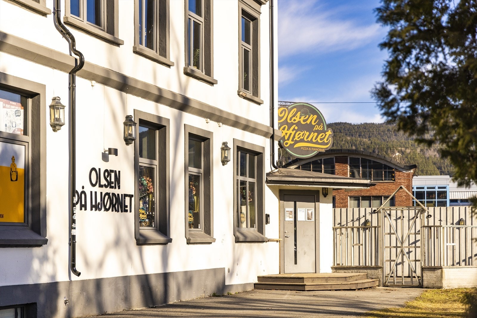 Mjøndalen har flere spisesteder og populær lokal pub, Olsen på hjørnet Galleribilde