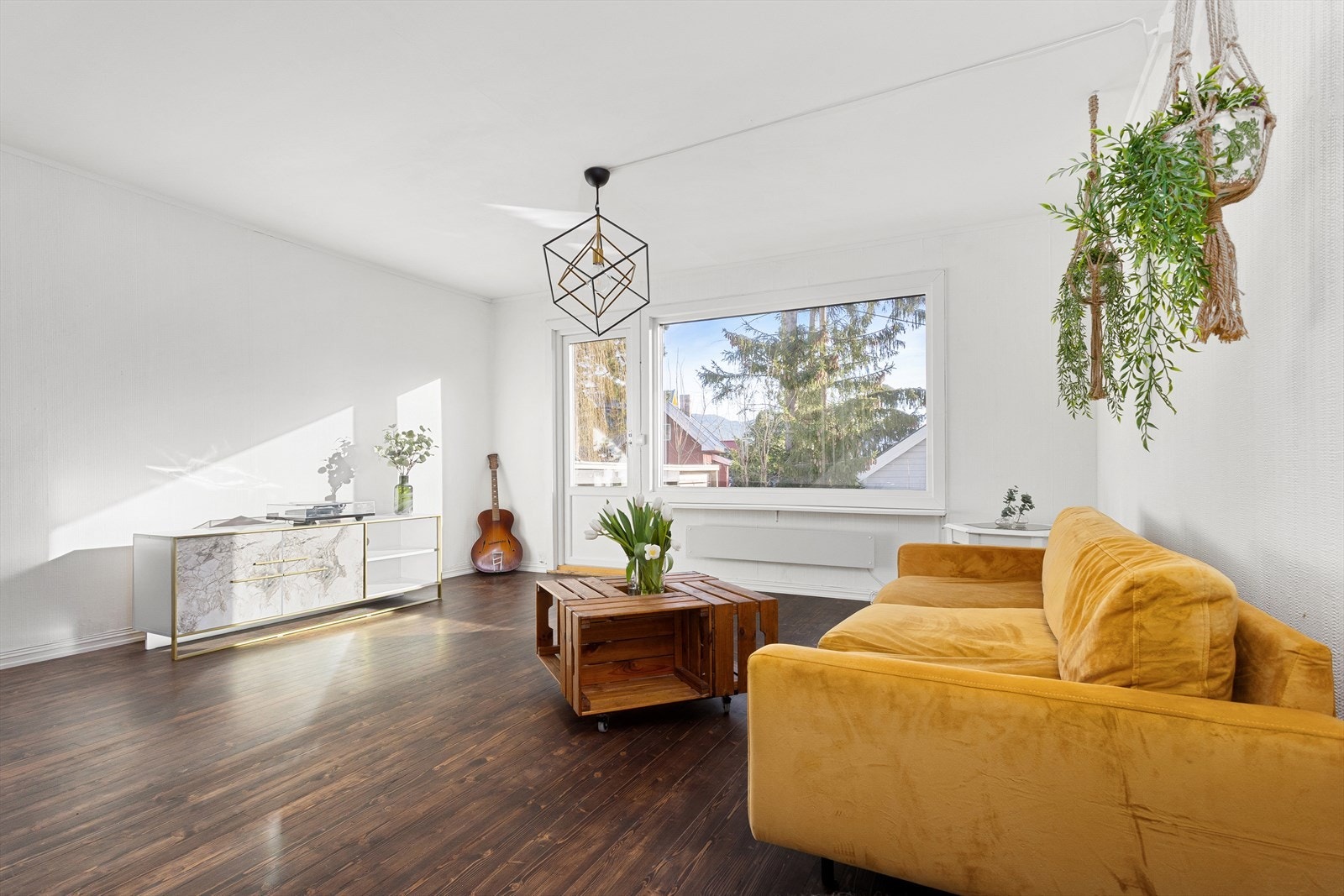 Stuen har godt med lysinnslipp via vinduer Galleribilde