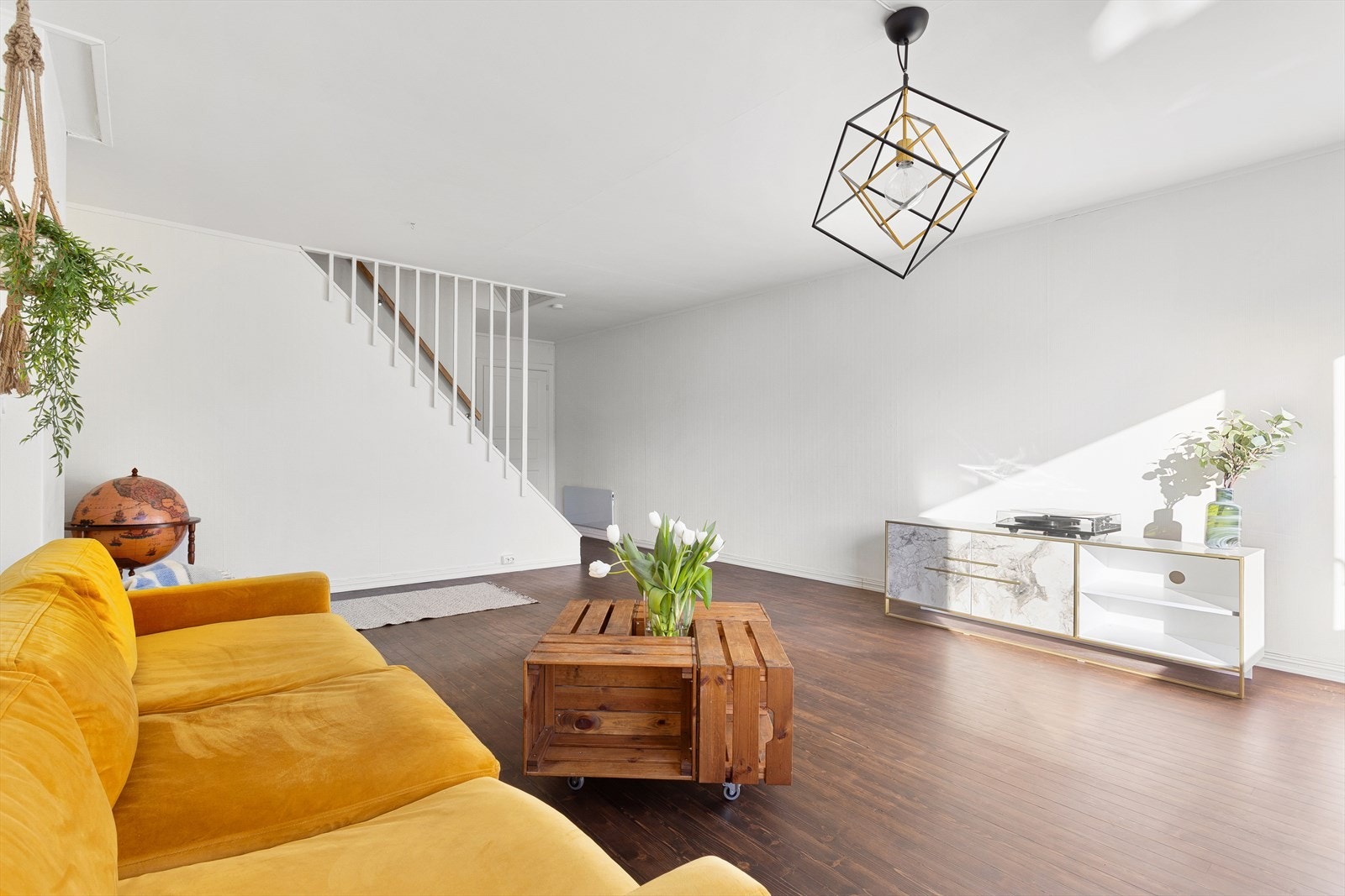 Det er også plass for spisegruppe i stuen Galleribilde