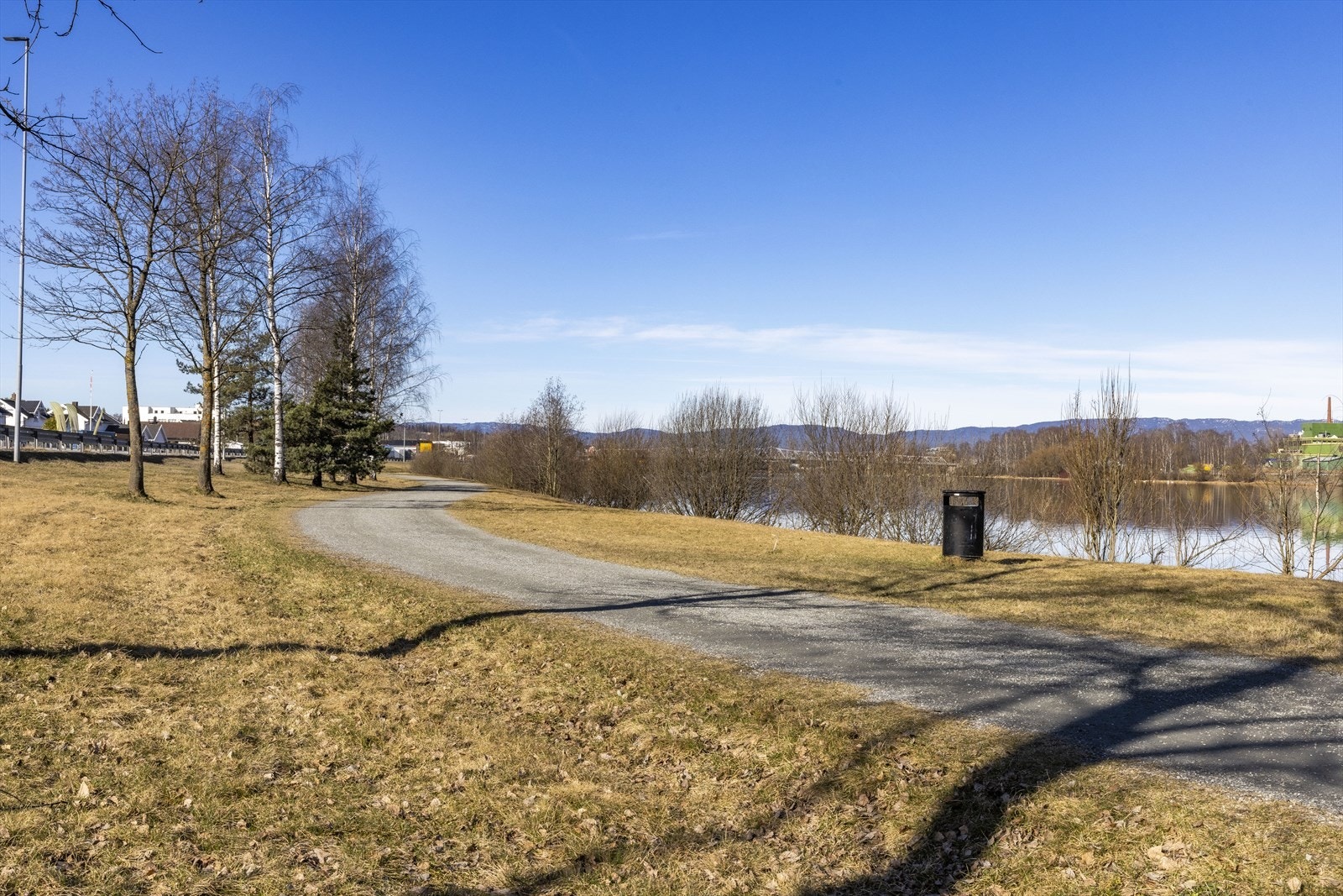 Man kan benytte seg av flotte tur- og sykkelveier langs elva Galleribilde