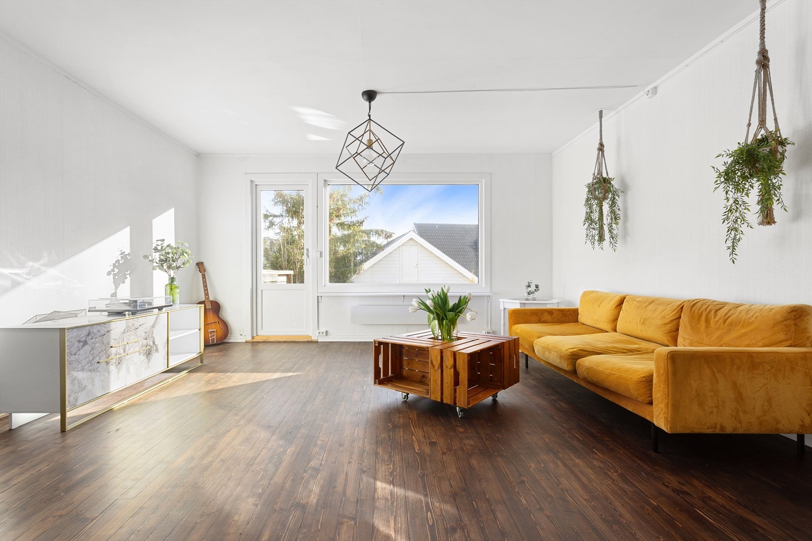 Boligen strekker seg over 2 etasjer og kjeller Galleribilde