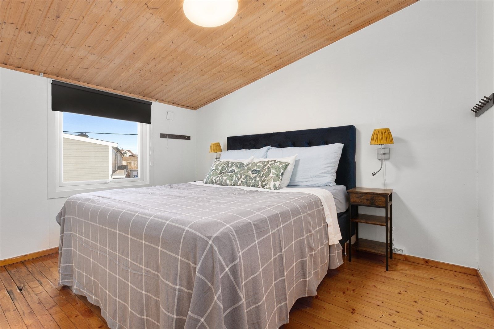 Romslig hovedsoverom med plass for dobbeltseng og tilhørende nattbord Galleribilde