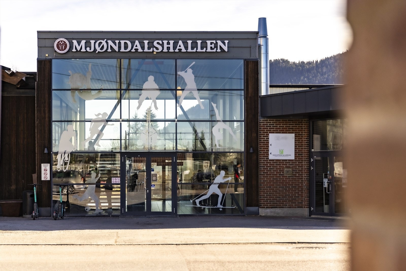 Mjøndalshallen brukes til så mangt, her finnes blant annet treningssenter, muskel- og leddklinikk, en fotballhall med kunstgress og tre løpebaner. Galleribilde