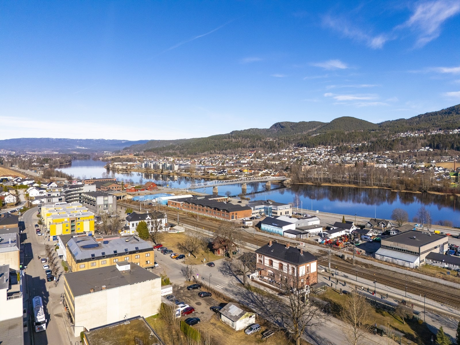 Det er kun noen få kilometer til kollektivknutepunkt for buss og tog med 45 minutter til Oslo Galleribilde