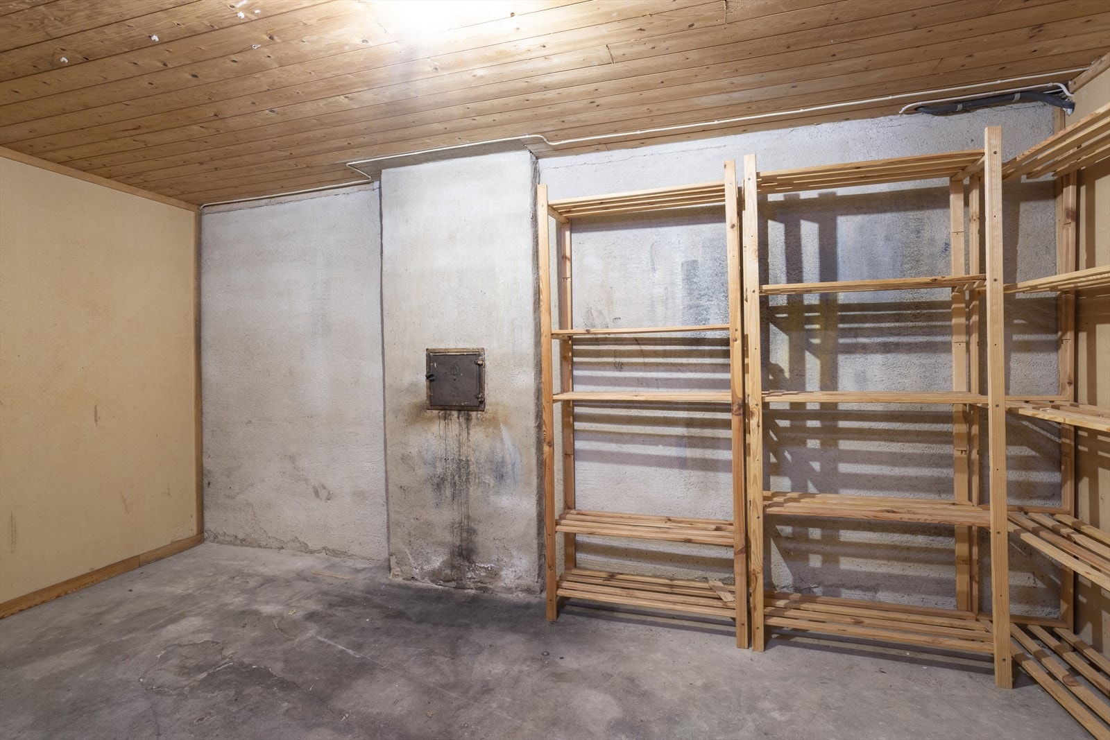 Flere boder i kjeller med gode oppbevaringsmuligheter Galleribilde
