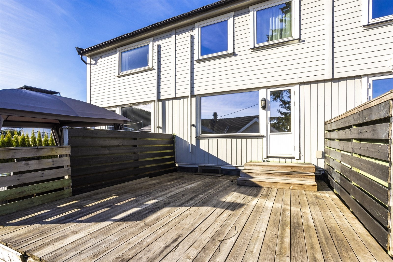 Fra stuen er det adkomst til nordøst-vendt terrasse Galleribilde