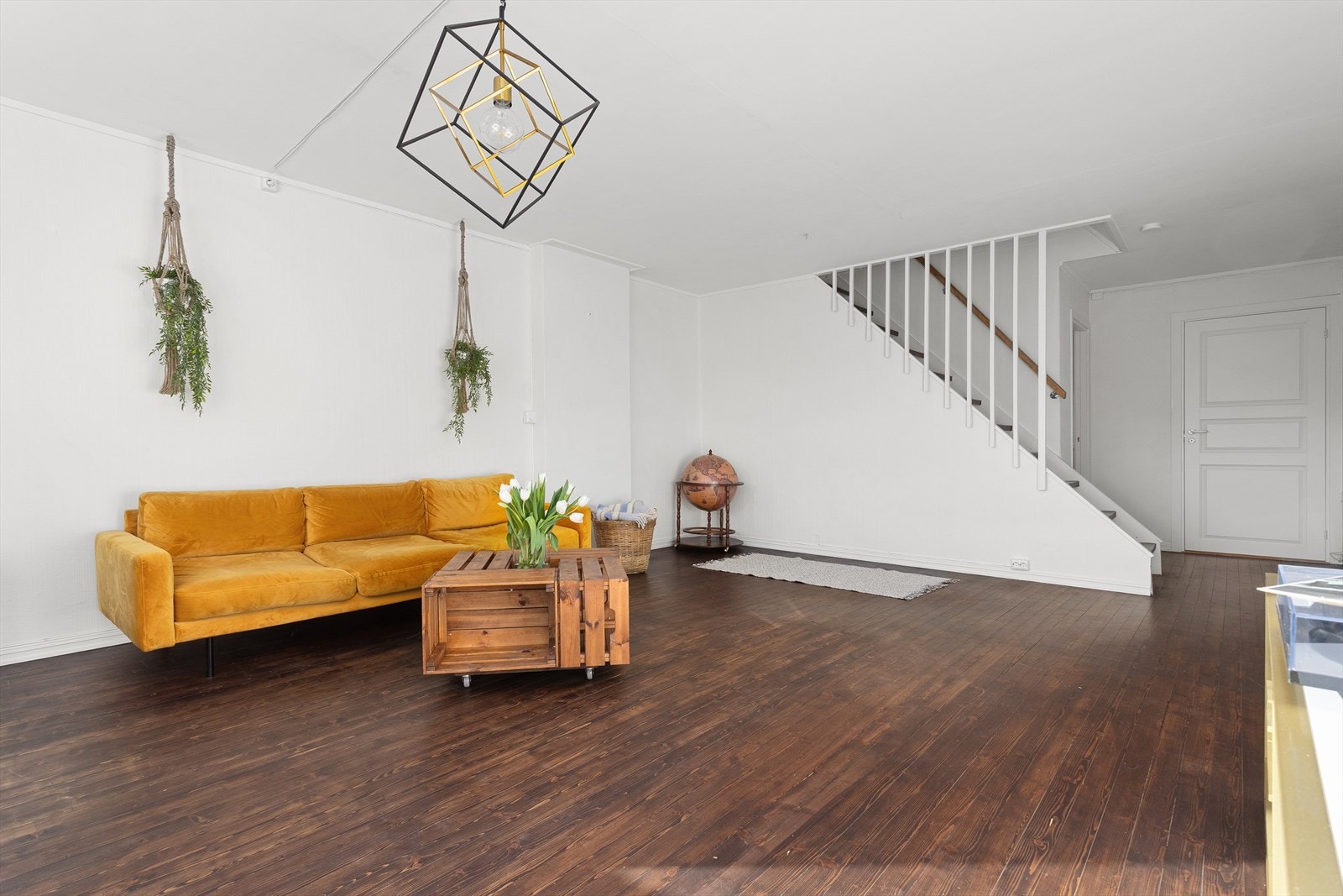 Her kan du enkelt innrede med romslig sofagruppe og tilhørende tv-møblement Galleribilde