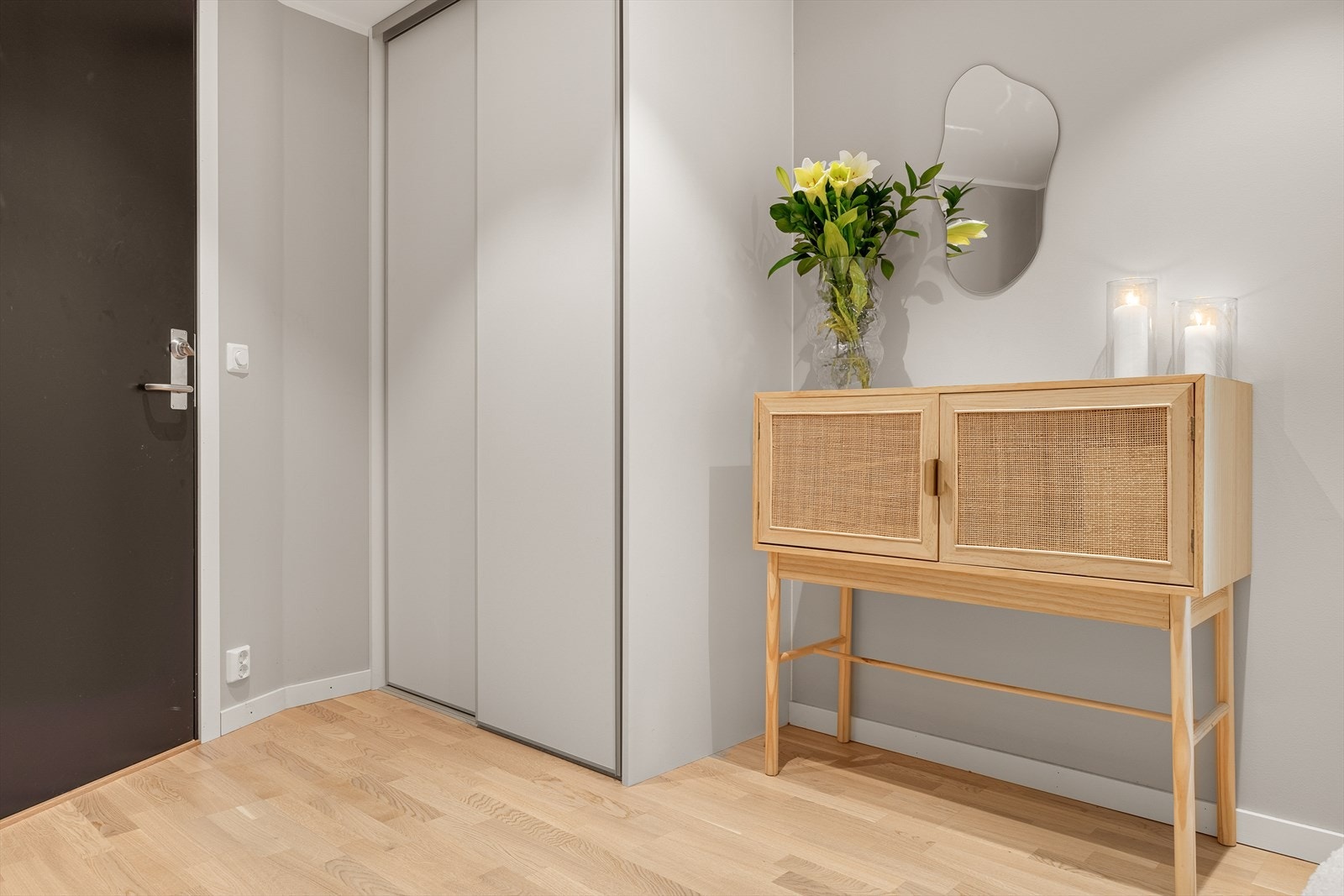 - Garderobeskap som gir god plass til å henge fra seg yttertøyet - Galleribilde