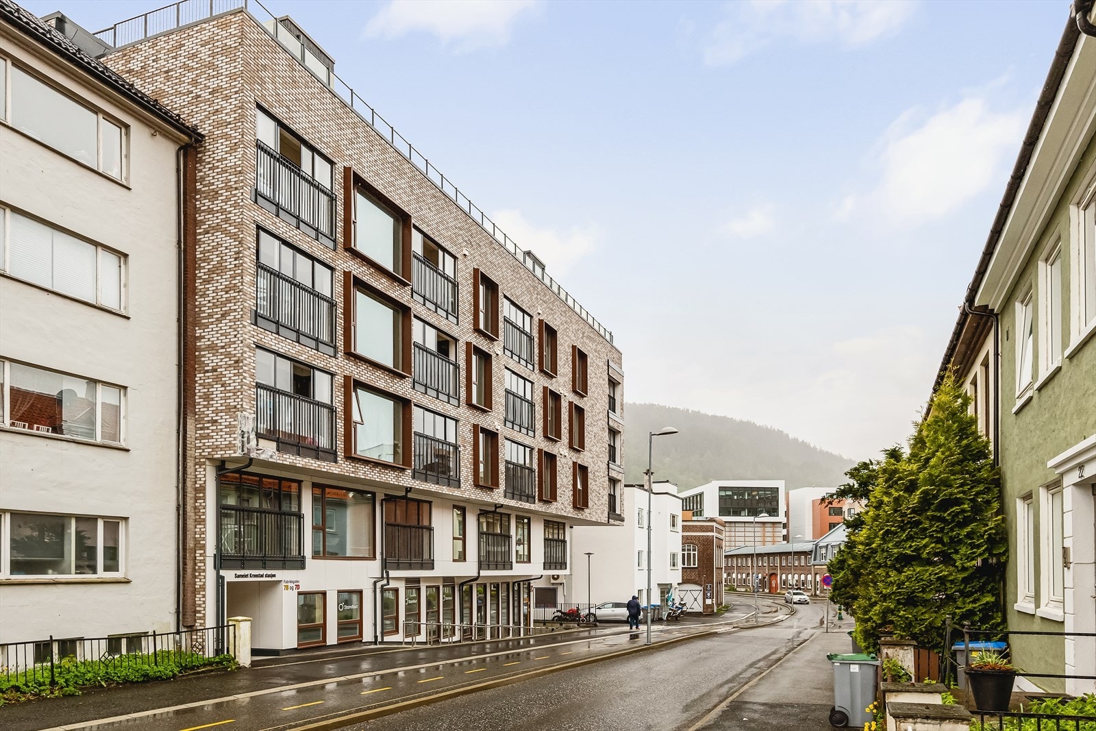 - Fabrikkgaten ligger sentralt til på kronstad med kort vei til kollektive tilbud så vel som butikker, kafeer og ladestasjon på danmarksplass - Galleribilde