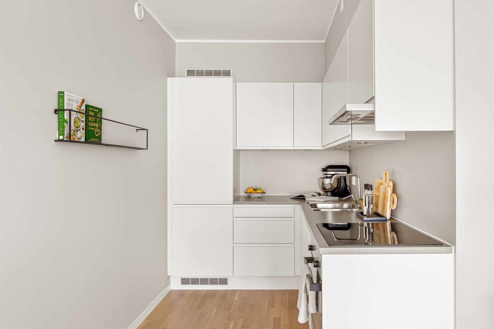 - Lyst og tidløst kjøkken med slette fronter og benkeplate av laminat - Galleribilde