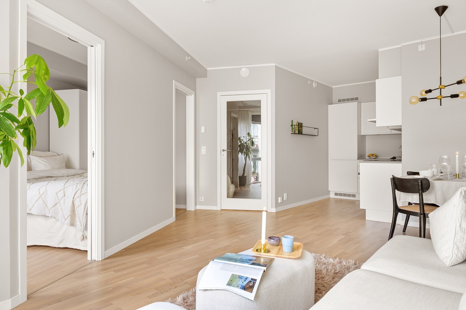 - Det er gjennomgående lys parkett i leiligheten, med unntak av bad - Galleribilde