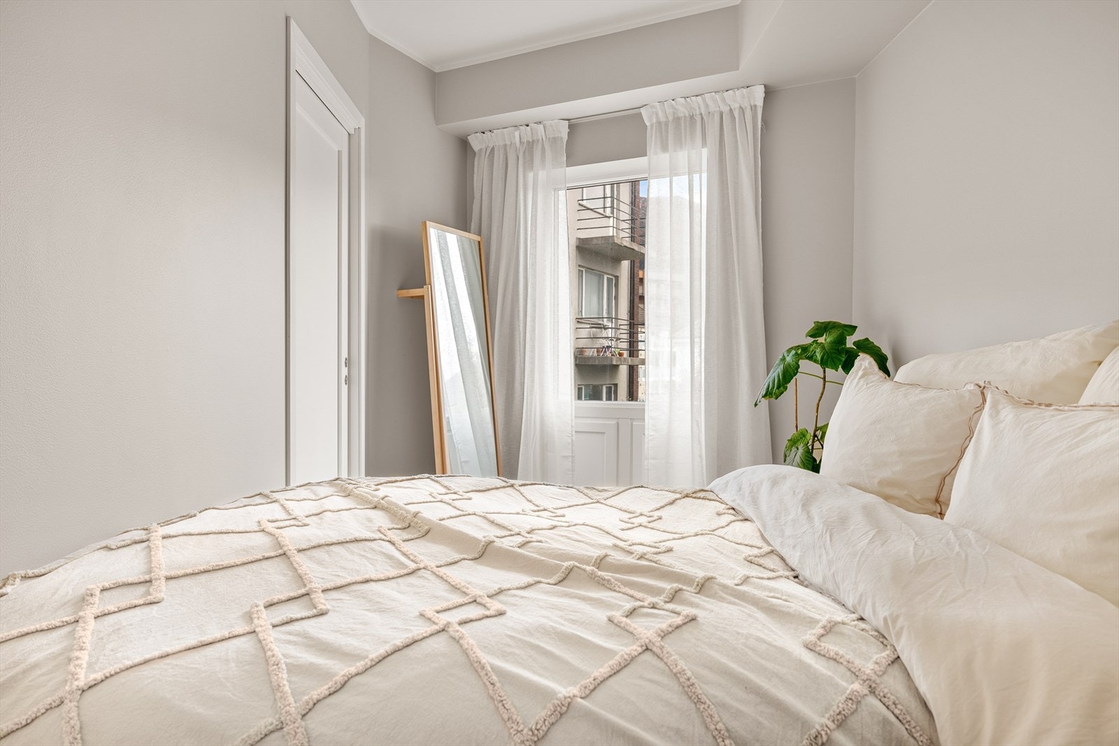 - Et koselig soverom malt i en moderne farge som gjør det lett å innrede - Galleribilde