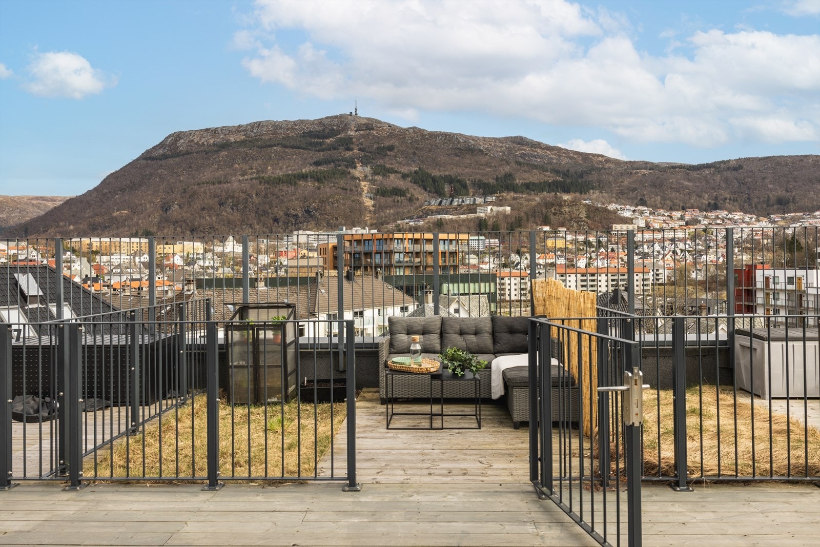 - Her kan du virkelig nyte den fantastiske utsikten med sol hele dagen, midtsommers - Galleribilde