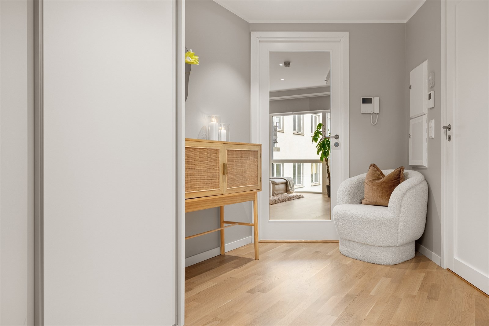 - Flott entré på 6,4 m² - Galleribilde