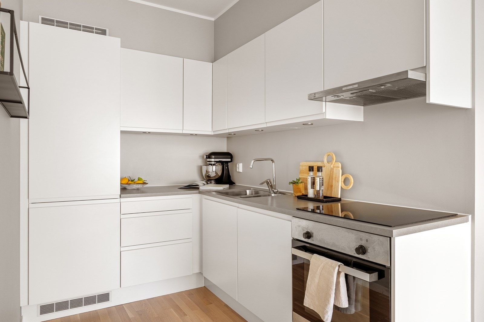 - Det er integrert induksjon platetopp, stekeovn, oppvaskmaskin og kjøl/fryseskap. Til glede for ny eier! - Galleribilde