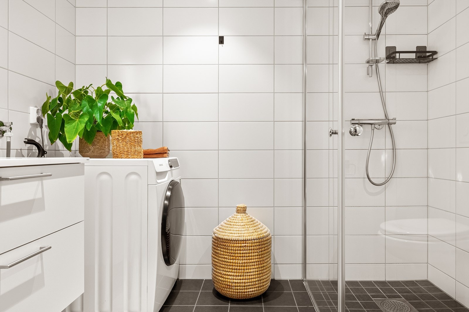 - Badet har opplegg for vaskemaskin og vannbåren gulvvarme - Galleribilde