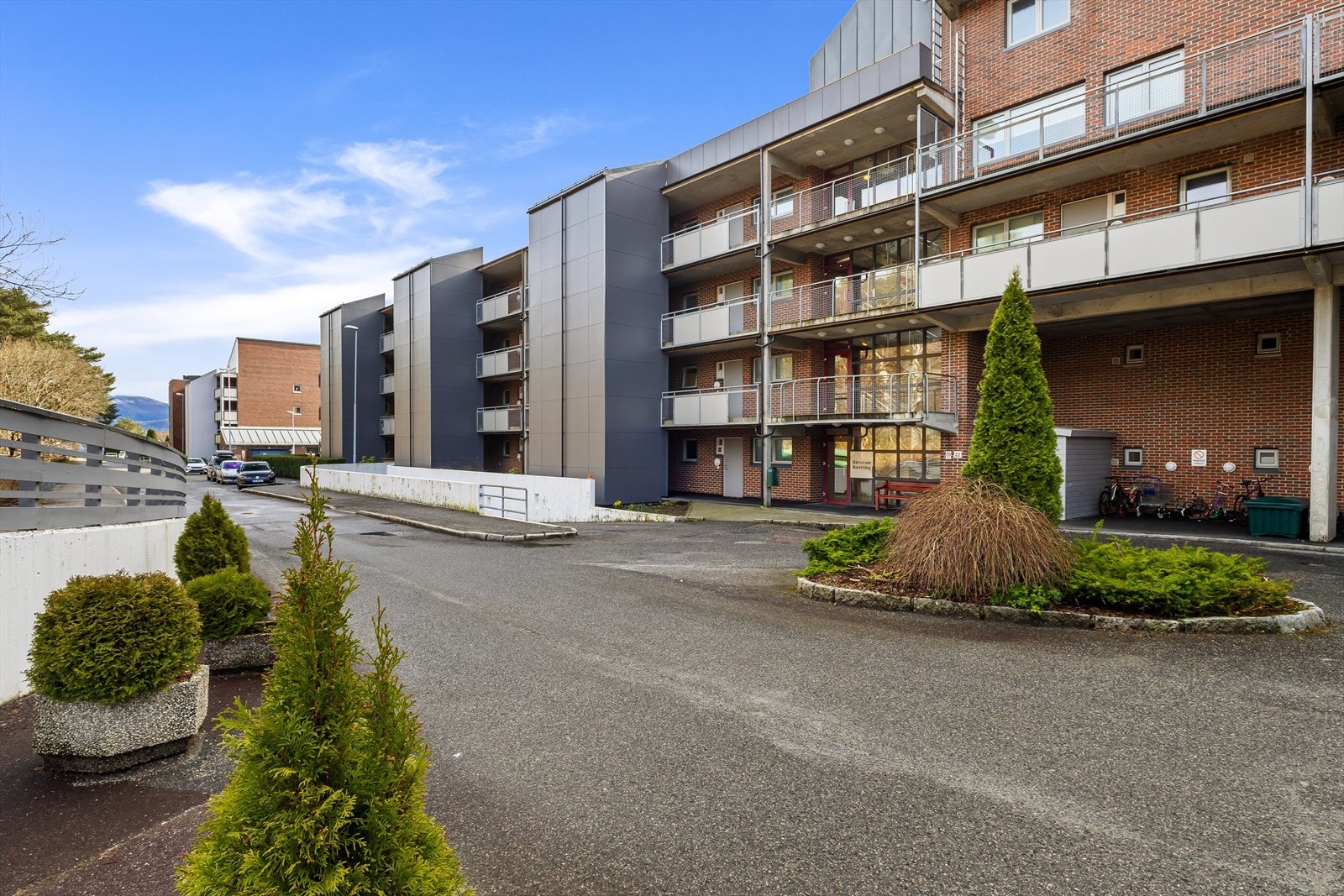 Uteområde og nedkjørsel til garasjen. Galleribilde