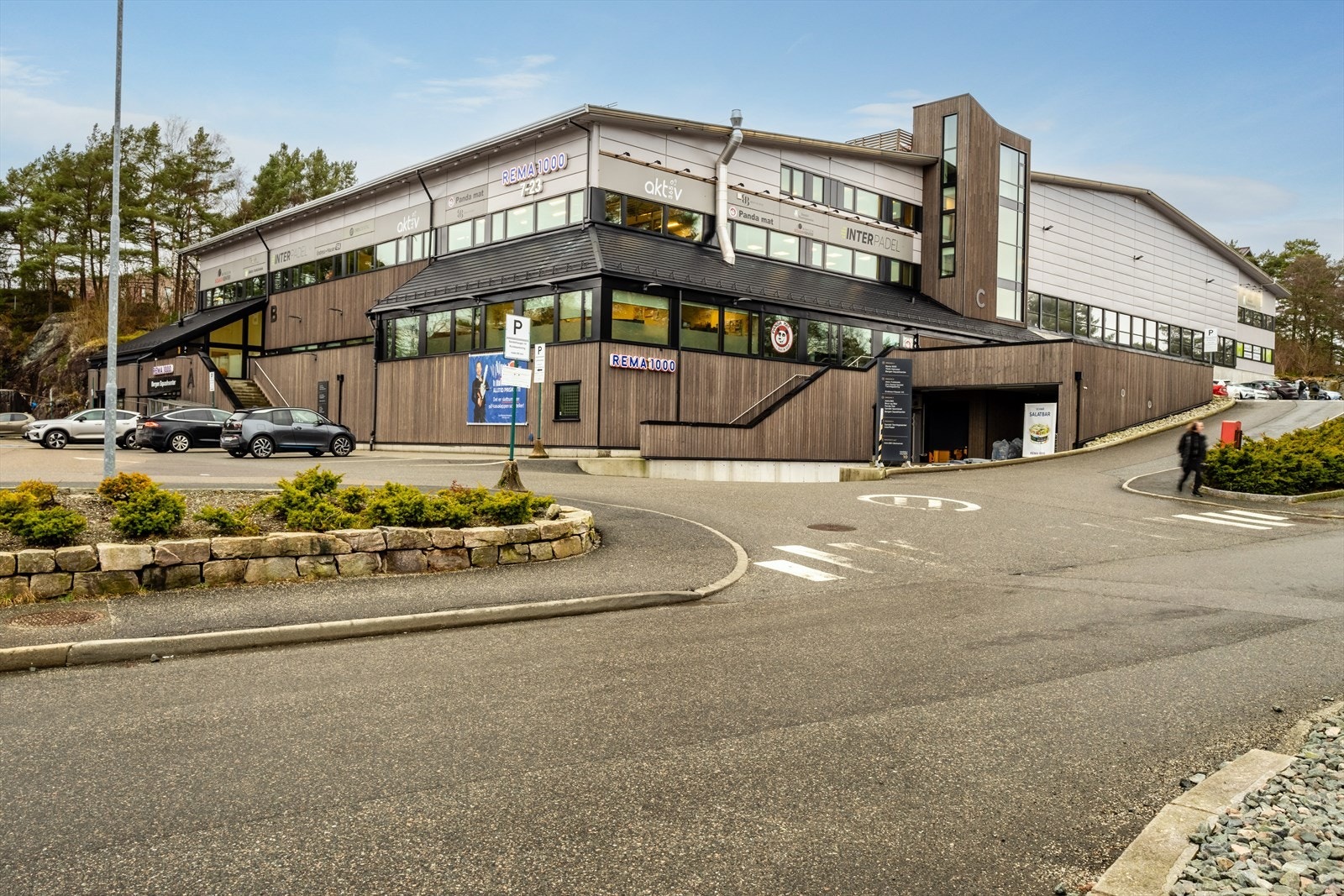 Sørlige del av Sandsli finner man bl. a Padeltennis, Sporty(tidl Aktiv 360), rema, kiwi, tannleger mm Galleribilde