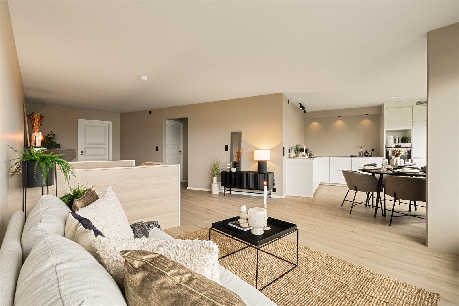 Flott og romslig helt nytt kjøkken med integrerte hvitevarer. (2025) Galleribilde