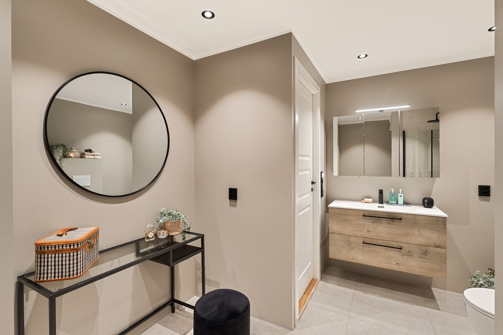 Badet er meget romslig og har egen vaskeromssone. Galleribilde