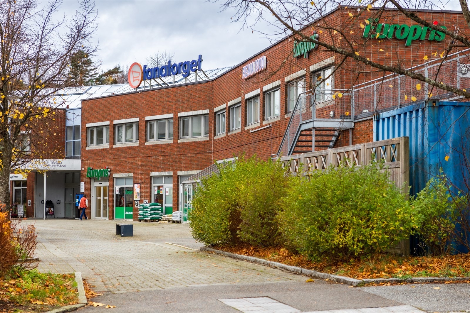 På området finner man Fanatorget, nærsenter med diverse tilbud. Galleribilde